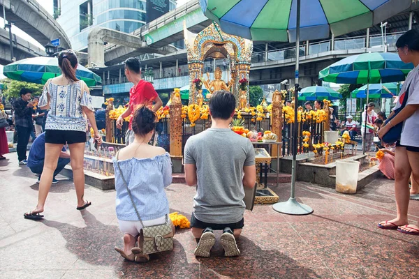 Les gens prient sur la place de Hong Kong — Photo
