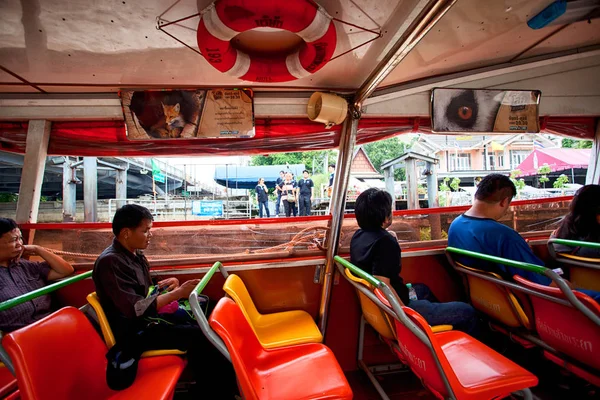 Vue sur le taxi fluvial à Bangkok — Photo