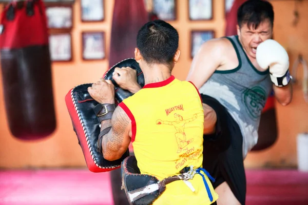 Boxeadores no identificados en la Escuela Muaythai en Bangkok —  Fotos de Stock