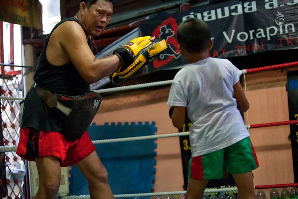 Boxers não identificados em Muaythai School em Bancoc — Fotografia de Stock
