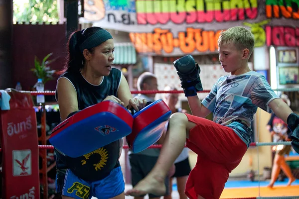 Bangkok Muaythai okulda tanımlanamayan boksörler — Stok fotoğraf