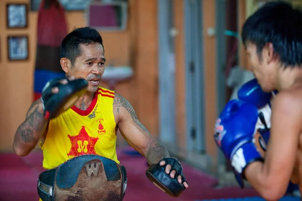 Boxeadores no identificados en la Escuela Muaythai en Bangkok — Foto de Stock