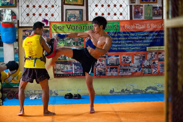 Boxeadores no identificados en la Escuela Muaythai en Bangkok —  Fotos de Stock