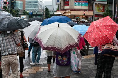 İnsanlar Takeshita Dori Tokyo ile yürüyüş
