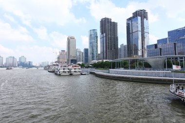 Nehir ile Pearl Tower ve Pudong manzarası