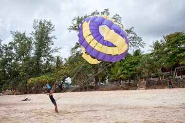 Phuket Patong Plajı'nda parasailing
