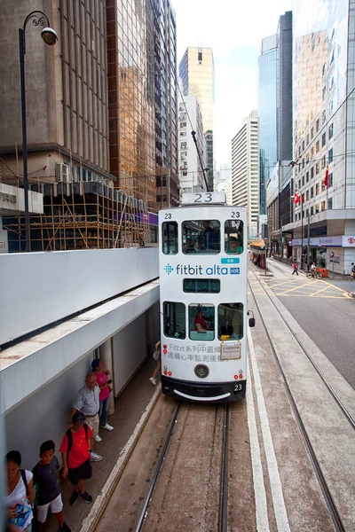 Straßenbahn auf einer typischen Straße in der Innenstadt von Hongkong — Stockfoto