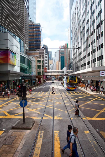 Eléctrico numa rua típica do centro de Hong Kong — Fotografia de Stock