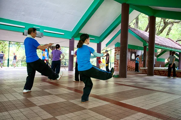 En oidentifierad idrottare på Wushu skola — Stockfoto