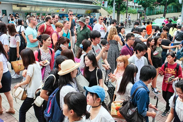 La gente camina por Takeshita Dori en Tokio — Foto de Stock