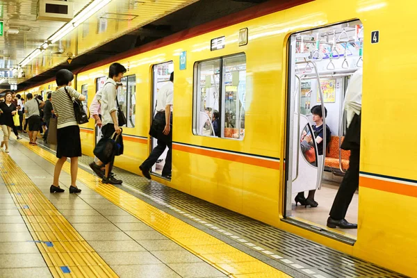 Passageiros que viajam de metrô de Tóquio — Fotografia de Stock