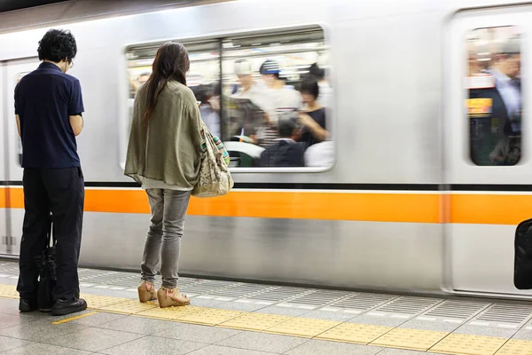 Pasażerów podróżujących metrem Tokio — Zdjęcie stockowe