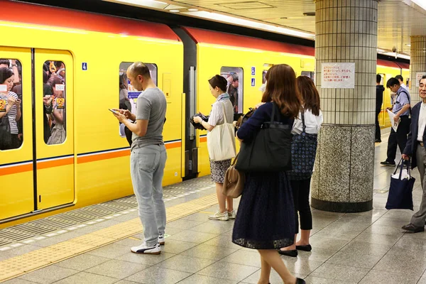 Cestující v tokijském metru — Stock fotografie