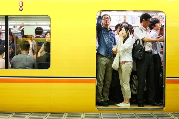 Passageiros que viajam de metrô de Tóquio — Fotografia de Stock