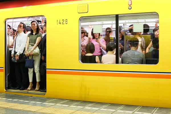 Cestující v tokijském metru — Stock fotografie