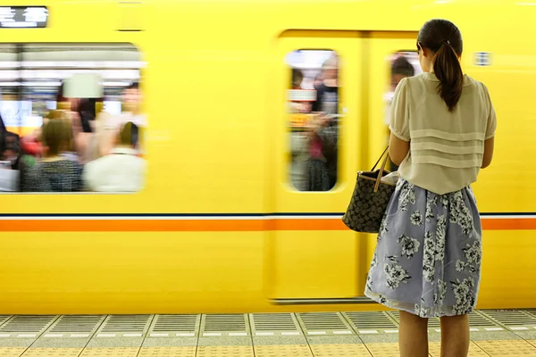 Passageiros que viajam de metrô de Tóquio — Fotografia de Stock