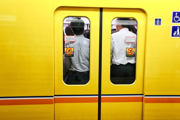 Passengers traveling by Tokyo metro — Stock Photo, Image