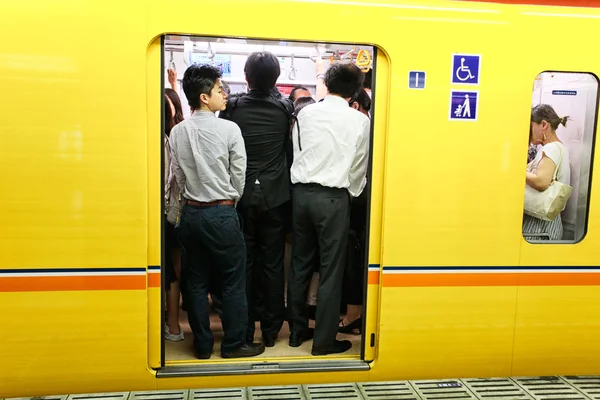 Passageiros que viajam de metrô de Tóquio — Fotografia de Stock