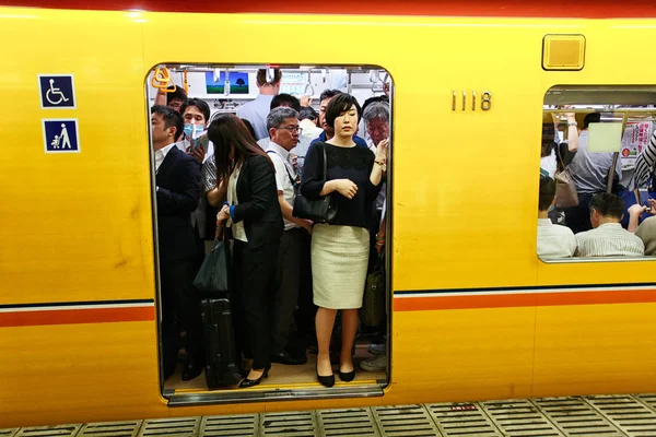 I passeggeri che viaggiano con la metropolitana di Tokyo — Foto Stock