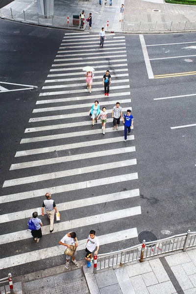 Mensen menigte op zebra oversteken straat — Stockfoto