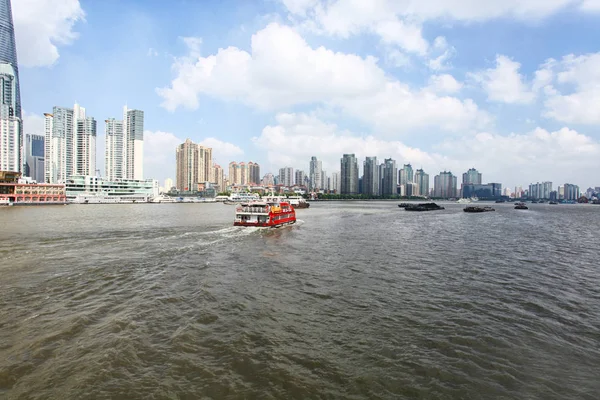 Pearl Tower och Pudong skyline med floden — Stockfoto