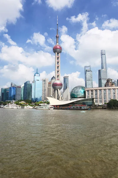 Stedelijk landschap van kantoorgebouwen in Shanghai — Stockfoto