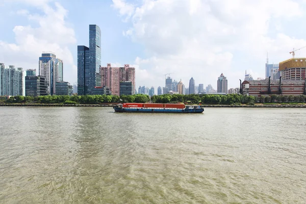 Der Perlenturm und die Pudong-Skyline mit dem Fluss — Stockfoto