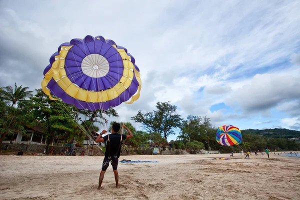 Parasailing en Patong Beach en Phuket — Foto de Stock