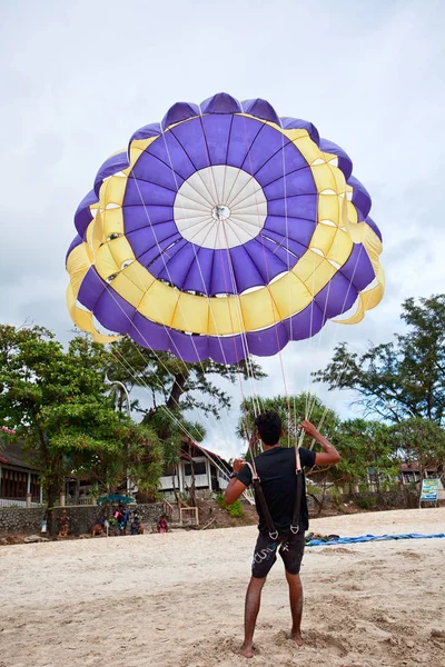 Phuket Patong Plajı'nda parasailing — Stok fotoğraf