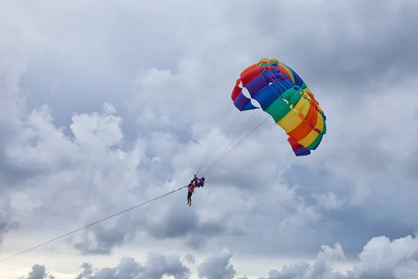 Phuket Patong Plajı'nda parasailing — Stok fotoğraf