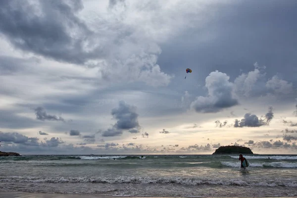 Plage et mer tropicale — Photo