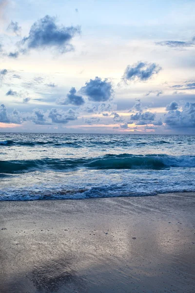 Spiaggia e mare tropicale — Foto Stock