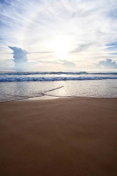 Praia e mar tropical — Fotografia de Stock