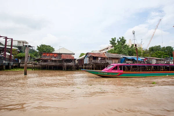 Vue sur le taxi fluvial à Bangkok — Photo