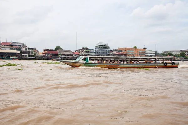 Vue sur le taxi fluvial à Bangkok — Photo