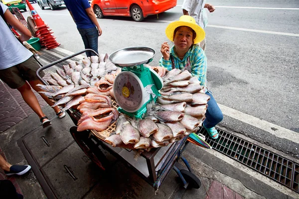 Leverancier bereiden voedsel in een straat restaurant — Stockfoto
