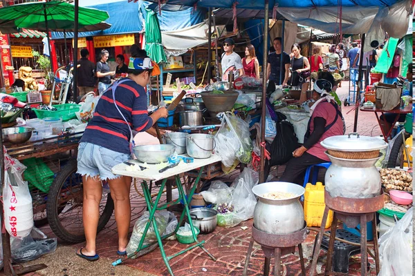 Vendeur préparer la nourriture dans un restaurant de rue — Photo