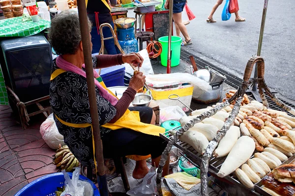 Vendeur préparer la nourriture dans un restaurant de rue — Photo