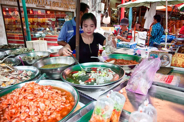 Vendedor preparar comida en un restaurante de la calle —  Fotos de Stock