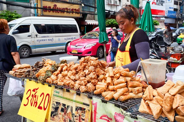 Vendedor preparar comida en un restaurante de la calle — Foto de Stock