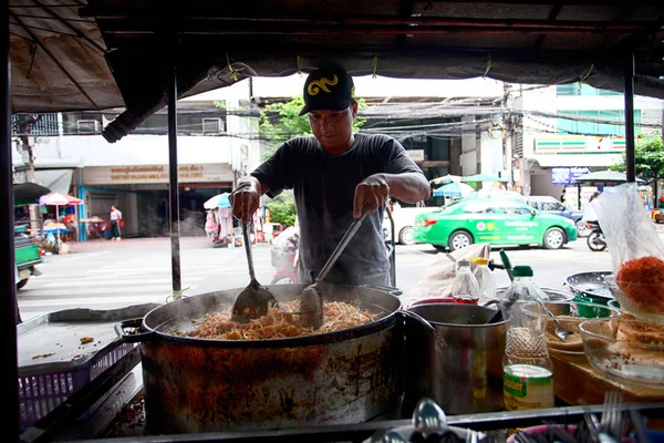 Vendedor preparar comida en un restaurante de la calle —  Fotos de Stock