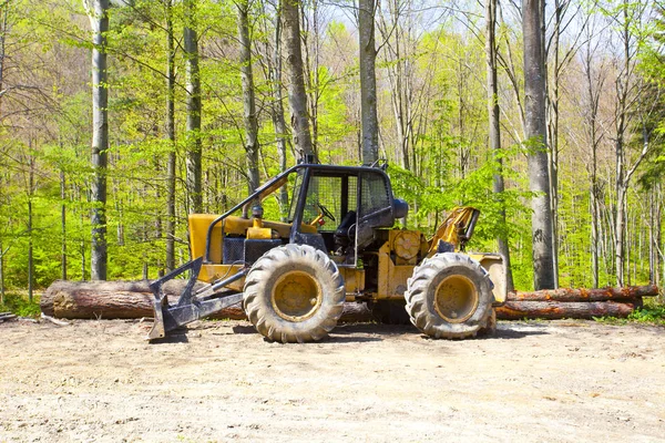 Traktor Blízkosti Dřevěných Hranolů Lese — Stock fotografie
