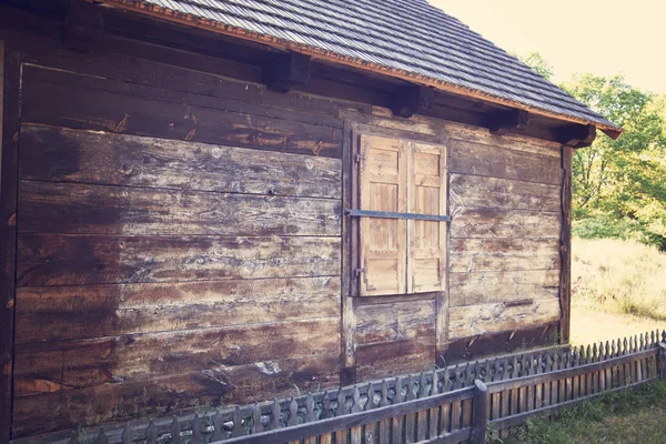 Ξύλινο Σπίτι Στην Ευρώπη Για Βουνά Bieszczady Πολωνία — Φωτογραφία Αρχείου