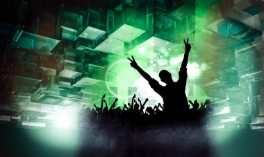 Bir kulüpte dans eden insanların siluetleri.