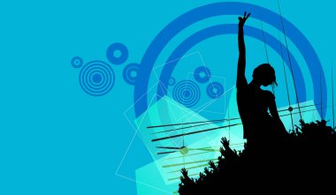 Müzik festivalinde dans eden insanlar