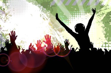 Müzik festivalinde dans eden insanlar