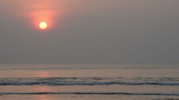 Ontspannen zomertijd op kust strandvakantie — Stockvideo