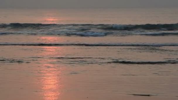 Disfrute de olas tranquilas de playa de verano al atardecer — Vídeos de Stock