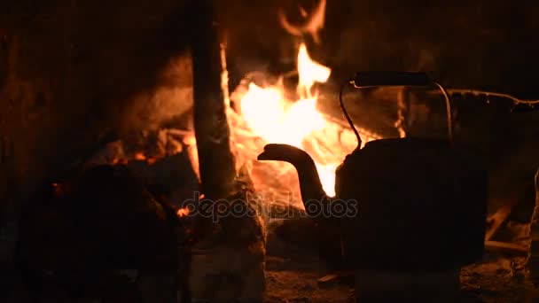Bollitore di cottura in camino nella notte d'inverno — Video Stock