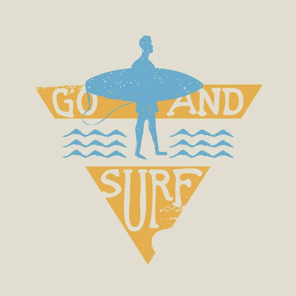 Surfeur homme avec planche de surf timbre étiquette vintage — Image vectorielle